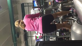 Mature big booty at the gym